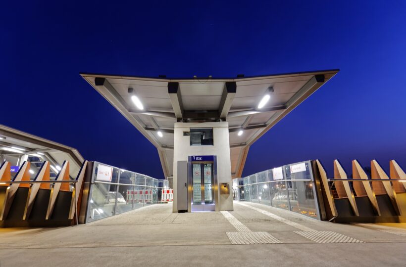 Opladen Station lift with canopy above and bridge branching to the left and right