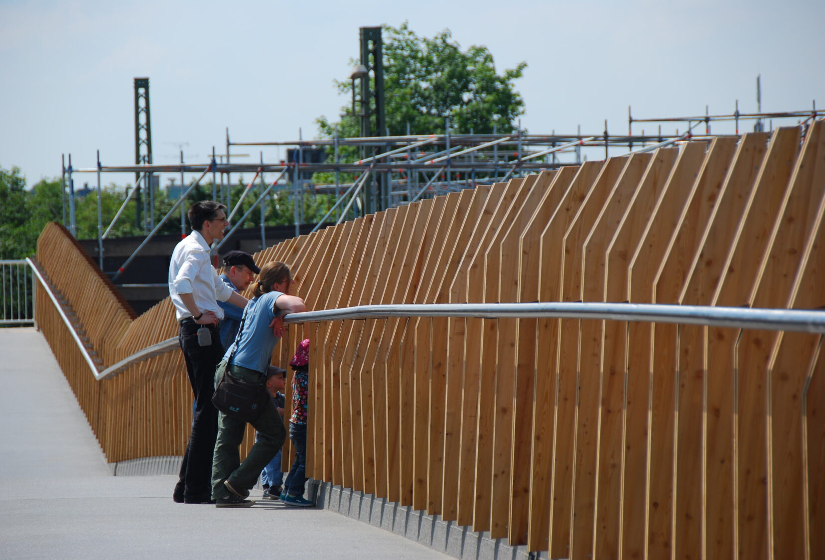 People looking through the parapet of the Opladen bridge