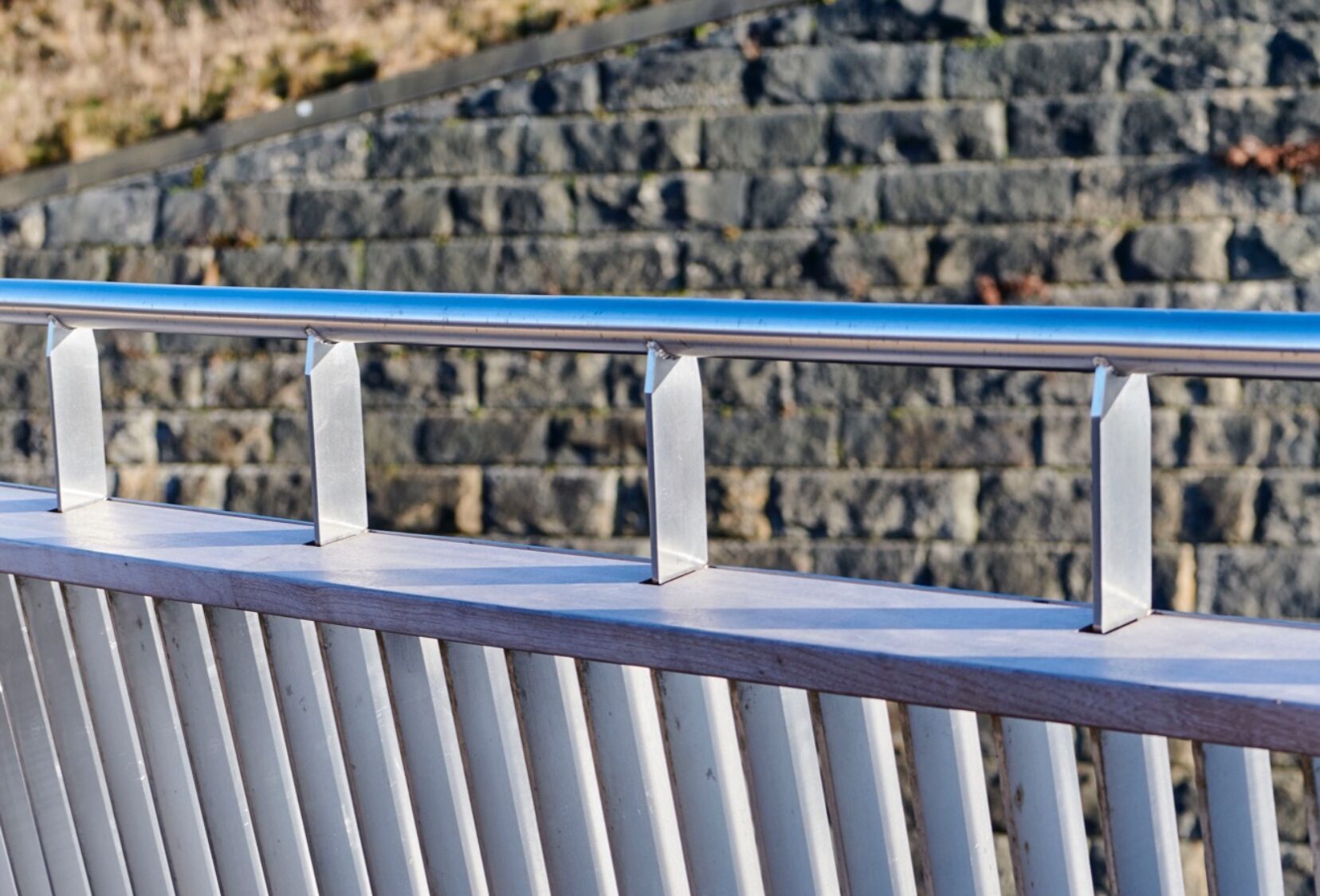 Knsotrop footbridge parapet