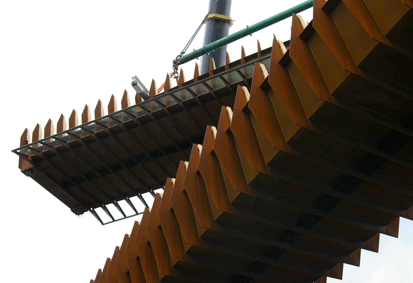 A crane lifting the foot and cycle bridge at Opladen Station.