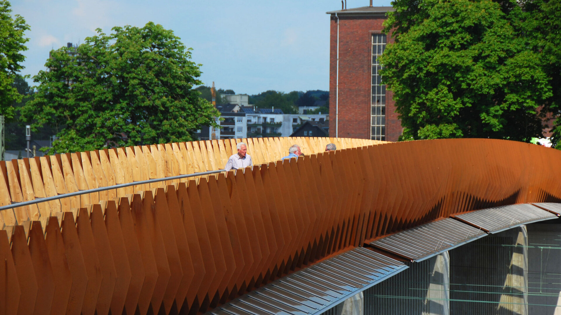Holz- und Verwitterungsstahlbrücke über Eisenbahnschienen